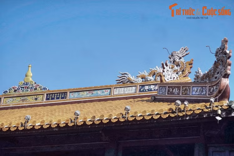 Ngược dòng thời gian, vào thời nhà Nguyễn, các nghệ nhân đã sử dụng văn thơ để trang trí ở cả nội và ngoại thất các công trình quan trọng của Kinh thành như Ngọ Môn, điện Thái Hòa, điện Cần Chánh, Triệu Miếu, Hưng Tổ Miếu, Thế Tổ Miếu… Ảnh chụp tại Ngọ Môn.