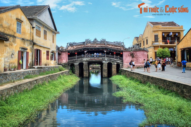 2. Quảng Nam là tỉnh duy nhất ở Việt Nam có đến hai Di sản văn hóa thế giới, nên địa phương này được thí điểm đón khách du lịch quốc tế là một điều đương nhiên. Hai Di sản của Quảng Nam - đô thị cổ Hội An và thánh địa Mỹ Sơn - luôn thu hút lượng khách quốc tế lớn trước khi xảy ra đại dịch. Ảnh: Chùa Cầu ở Hội An.