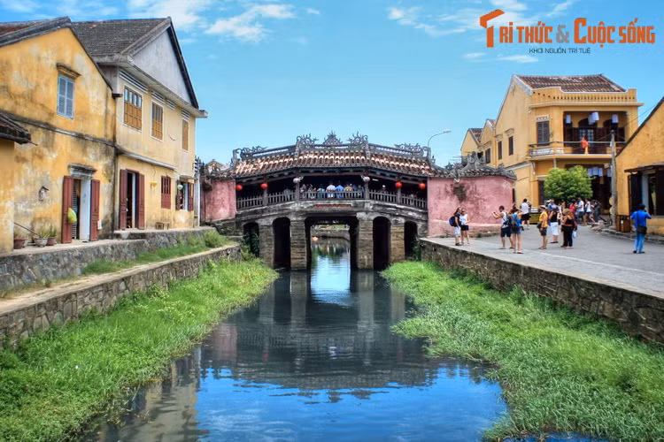 2. Quảng Nam là tỉnh duy nhất ở Việt Nam có đến hai Di sản văn hóa thế giới, nên địa phương này được thí điểm đón khách du lịch quốc tế là một điều đương nhiên. Hai Di sản của Quảng Nam - đô thị cổ Hội An và thánh địa Mỹ Sơn - luôn thu hút lượng khách quốc tế lớn trước khi xảy ra đại dịch. Ảnh: Chùa Cầu ở Hội An.