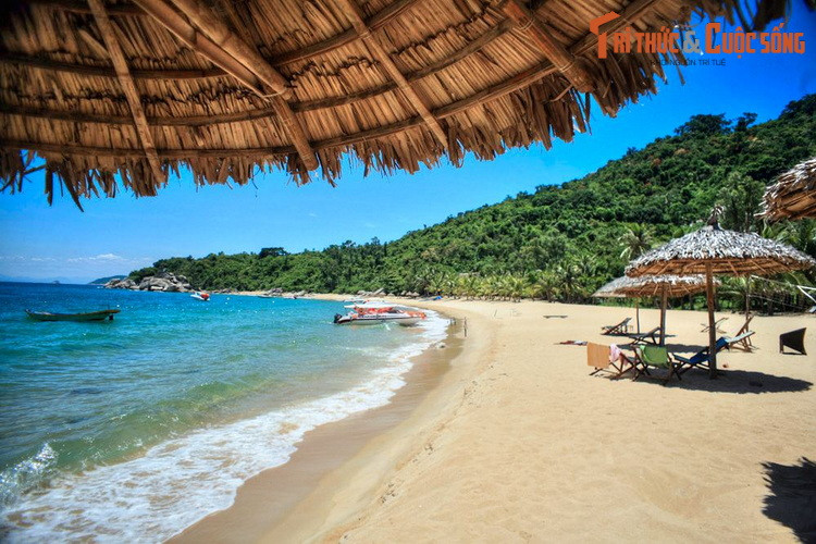 Ngoài hai Di sản thế giới, Quảng Nam còn được biết đến với các khu nghỉ dưỡng ở biển Cửa Đại hay cảnh quan hoang sơ của Cù Lao Chàm. Việc kết nối dễ dàng với Đà Nẵng cũng đem lại cho Quảng Nam một lượng khách quốc tế đáng kể. Ảnh: Bãi Chồng ở Cù Lao Chàm.