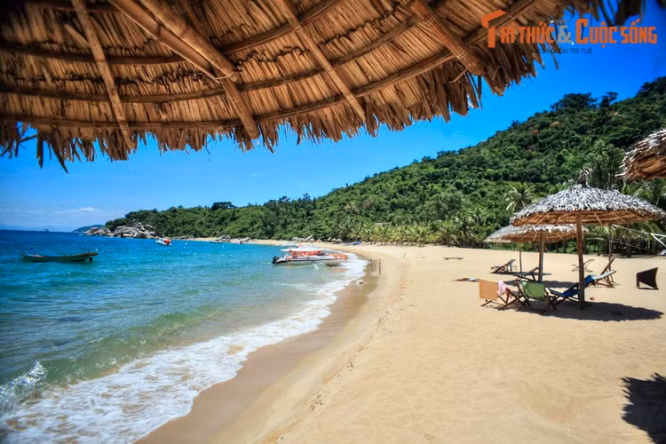 Ngoài hai Di sản thế giới, Quảng Nam còn được biết đến với các khu nghỉ dưỡng ở biển Cửa Đại hay cảnh quan hoang sơ của Cù Lao Chàm. Việc kết nối dễ dàng với Đà Nẵng cũng đem lại cho Quảng Nam một lượng khách quốc tế đáng kể. Ảnh: Bãi Chồng ở Cù Lao Chàm.