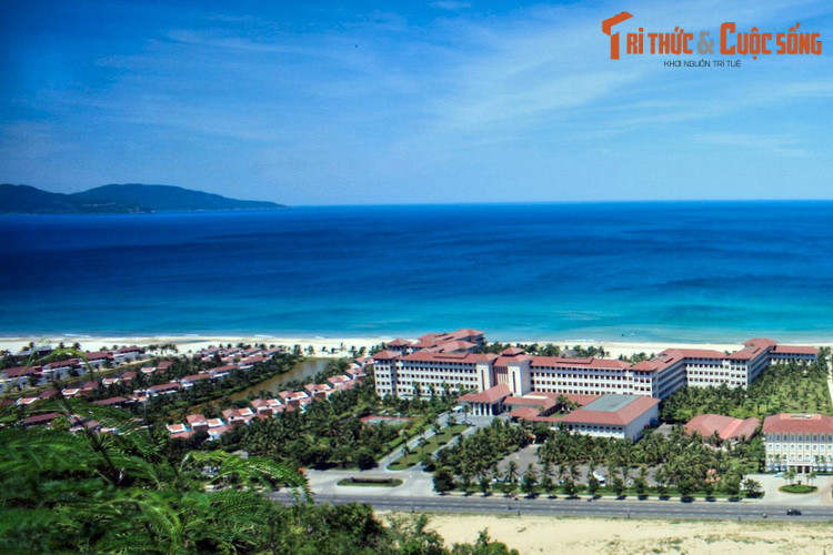 1. Đà Nẵng - "thành phố đáng sống nhất Việt Nam" - là một trong những nơi mà khách du lịch quốc tế muốn ghé thăm nhất ở Việt Nam. Sức hút của Đà Nẵng đến từ những khu nghỉ dưỡng đẳng cấp thế giới nằm bên đường bờ biển tuyệt đẹp. Ảnh: Một khu nghỉ dưỡng ở Đà Nẵng.