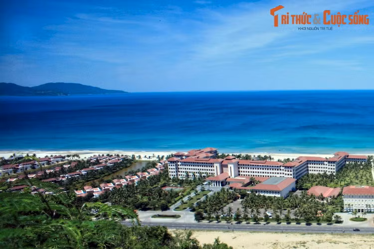 1. Đà Nẵng - "thành phố đáng sống nhất Việt Nam" - là một trong những nơi mà khách du lịch quốc tế muốn ghé thăm nhất ở Việt Nam. Sức hút của Đà Nẵng đến từ những khu nghỉ dưỡng đẳng cấp thế giới nằm bên đường bờ biển tuyệt đẹp. Ảnh: Một khu nghỉ dưỡng ở Đà Nẵng.