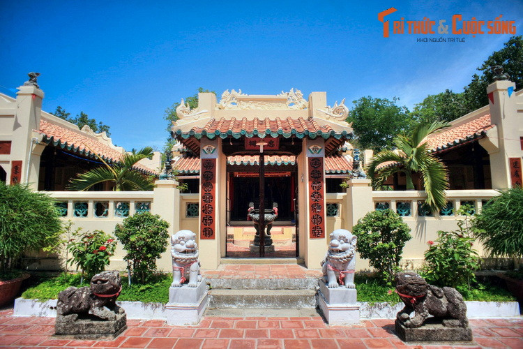 Bên cạnh đảo ngọc Phú Quốc, tỉnh Kiên Giang còn nhiều địa điểm lý thú khác cho du khách ghé thăm như thành phố Hà Tiên, quần đảo Nam Du, vườn quốc gia U Minh Thượng... Việc có cửa khẩu quốc tế với Campuchia cũng giúp Kiên Giang thu hút được nhiều khách từ đất nước láng giềng.