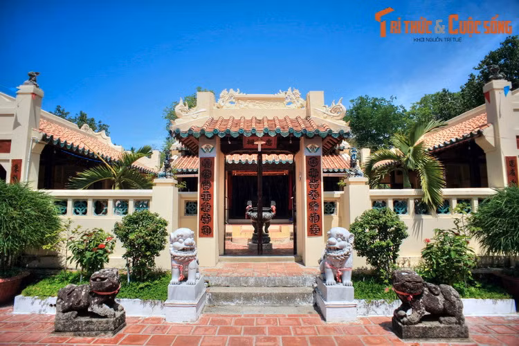 Bên cạnh đảo ngọc Phú Quốc, tỉnh Kiên Giang còn nhiều địa điểm lý thú khác cho du khách ghé thăm như thành phố Hà Tiên, quần đảo Nam Du, vườn quốc gia U Minh Thượng... Việc có cửa khẩu quốc tế với Campuchia cũng giúp Kiên Giang thu hút được nhiều khách từ đất nước láng giềng.