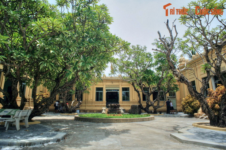 Bên cạnh việc tận hưởng không gian biển, du khách còn rất nhiều địa điểm hấp dẫn để khám phá ở Đà Nẵng, như bán đảo Sơn Trà, danh thắng Ngũ Hành Sơn, Bảo tàng Điêu khắc Chăm, cầu Rồng, nhà thờ Con Gà. Ảnh: Trong khuôn viên Bảo tàng Điêu khắc Chăm Đà Nẵng.