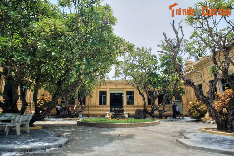 Bên cạnh việc tận hưởng không gian biển, du khách còn rất nhiều địa điểm hấp dẫn để khám phá ở Đà Nẵng, như bán đảo Sơn Trà, danh thắng Ngũ Hành Sơn, Bảo tàng Điêu khắc Chăm, cầu Rồng, nhà thờ Con Gà. Ảnh: Trong khuôn viên Bảo tàng Điêu khắc Chăm Đà Nẵng.