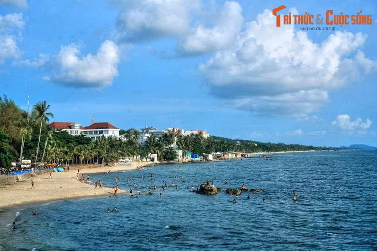 4. Kiên Giang gần đây đã trở thành tâm điểm chú ý khi huyện đảo Phú Quốc của tỉnh này được nâng cấp thành thành phố Phú Quốc, thành phố đảo duy nhất của Việt Nam. Trên bản đồ du lịch thế giới, Phú Quốc được coi là một trong những "thiên đường biển đảo" đáng ghé thăm nhất. Ảnh: bãi biển ở phường Dương Đông, Phú Quốc.