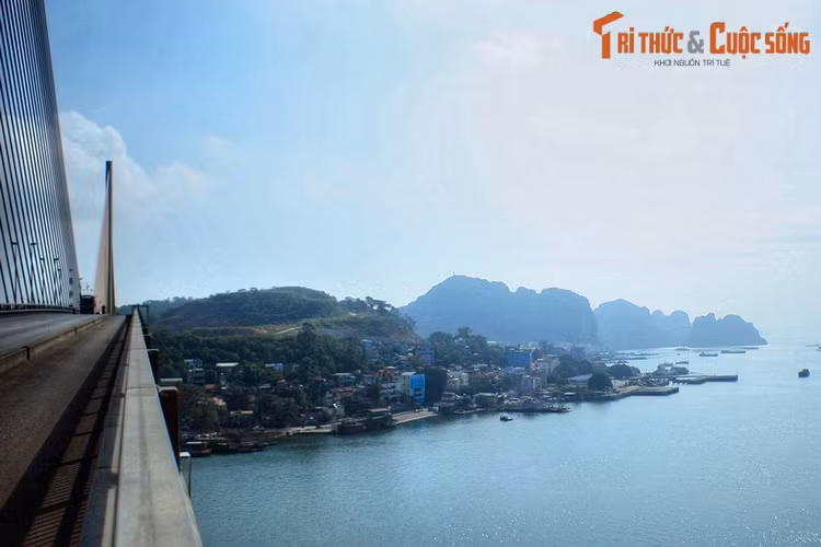 3. Quảng Ninh được cả thế giới biết đến với vịnh Hạ Long, một kỳ quan của tạo hóa đã hai lần được UNESCO công nhận là Di sản thiên nhiên thế giới. Đây là một trong những điểm đến được du khách quốc tế mong chờ nhất giai đoạn sau đại dịch. Ảnh: Một góc thành phố Hạ Long và Vịnh Hạ Long nhìn từ cầu Bãi Cháy.