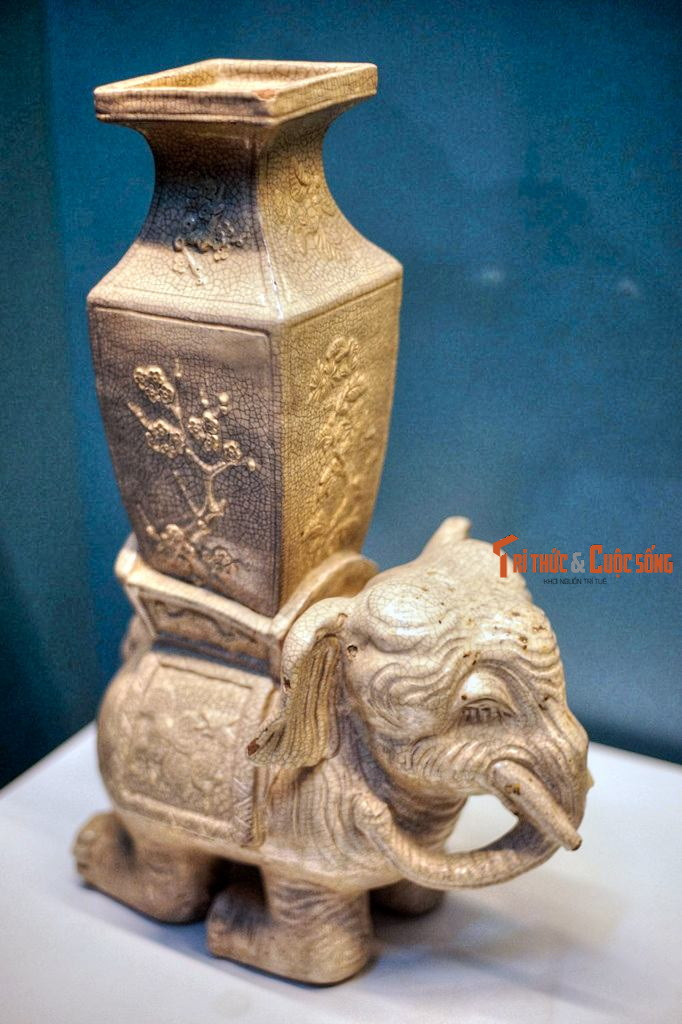 Voi đội bình làm bằng gốm men rạn, thời Lê Trung Hưng, thế kỷ 17-18, hiện vật của Bảo tàng Lịch sử Quốc gia. Theo quan niệm của người Việt xưa, hình tượng voi trong đồ thờ cúng tượng trưng cho sự kiên định và trong sạch.