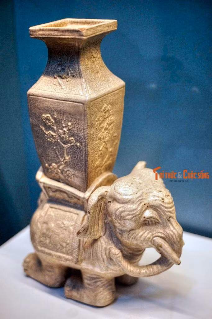 Voi đội bình làm bằng gốm men rạn, thời Lê Trung Hưng, thế kỷ 17-18, hiện vật của Bảo tàng Lịch sử Quốc gia. Theo quan niệm của người Việt xưa, hình tượng voi trong đồ thờ cúng tượng trưng cho sự kiên định và trong sạch.