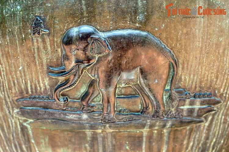 Hỉnh ảnh voi trên Nghị đỉnh, chiếc đỉnh thứ 5 trong Bảo vật quốc gia - Cửu Đỉnh nhà Nguyễn, Hoàng thành Huế. Cửu Đỉnh gồm 9 chiếc đỉnh bằng đồng được đúc vào năm 1835-1837, được ví như một bộ Bách khoa toàn thư bằng hình ảnh về nước Việt Nam đầu thời nhà Nguyễn.