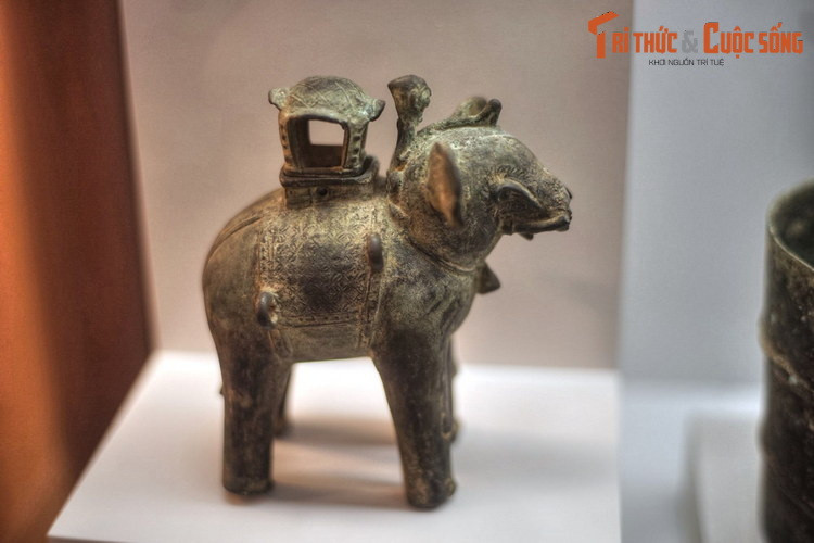 Lư hương đồng hình voi, triều Tây Sơn, hiện vật của Bảo tàng Lịch sử TP. HCM. Voi chiến đã góp công đầu cho nhiều chiến thắng của quân đội Tây Sơn, đỉnh cao là lần đại phá 19 vạn quân Thanh xâm lược vào mùa xuân năm Kỷ Dậu (1789).