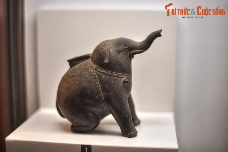 Ấm hình voi bằng đồng thuộc triều đại Tây Sơn, cuối thế kỷ 18, hiện vật của Bảo tàng Lịch sử TP. HCM. Vào thời Tây Sơn, sức mạnh của lực lượng voi chiến đã đạt đến đỉnh cao. Hình tượng voi có vị trí quan trọng trong các đồ vật tạo tác thuộc triều đại này.