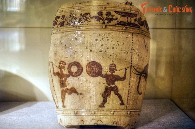 Mảnh thạp gốm hoa nâu trang trí cảnh đấu võ thời Trần, với sự xuất hiện của con voi có ngà dài, hiện vật của Bảo tàng Lịch sử Quốc gia. Hiện vật này thể hiện tầm quan trọng của lực lượng voi chiến trong quân đội của vương quốc Đại Việt xưa.