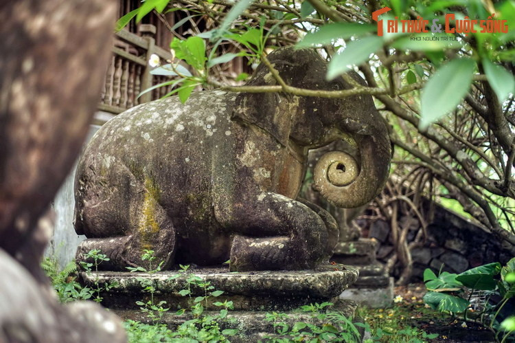 Bức tượng voi trong bộ tượng 10 linh thú thời Lý ở chùa Phật Tích, đã được công nhận là Bảo vật quốc gia. Hình tượng voi ở đây là một ẩn dụ Phật pháp, hàm chứa sức mạnh thể chất và tâm thức, cũng như trách nhiệm và tính chân thật của người tư Phật.