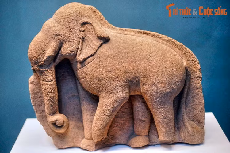 Tượng voi làm bằng đá cát của văn hóa Chăm, thế kỷ 10, khai quật tại Trà Kiệu, Quảng Nam, hiện vật của Bảo tàng Lịch sử Quốc gia. Hình tượng voi xuất hiện rất phổ biến trong các tác phẩm điêu khắc của người Chăm xưa.