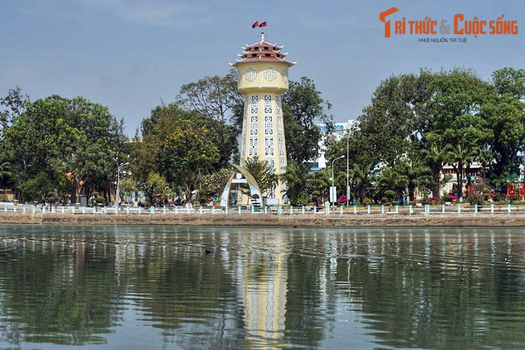 Hình ảnh tháp nước Phan Thiết soi bóng xuống dòng sông Cà Ty đã trở thành một biểu tượng bất hủ, ghi dấu vào tâm thức của nhiều thế hệ cư dân sinh ra và lớn lên ở thành phố này.