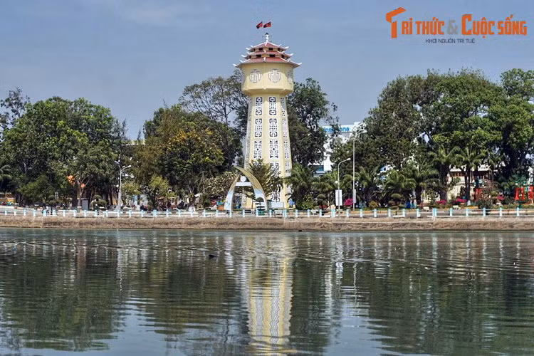 Hình ảnh tháp nước Phan Thiết soi bóng xuống dòng sông Cà Ty đã trở thành một biểu tượng bất hủ, ghi dấu vào tâm thức của nhiều thế hệ cư dân sinh ra và lớn lên ở thành phố này.