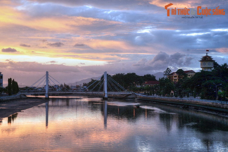 Ngày nay, khi đến với sông Cà Ty, du khách phương xa sẽ được cảm nhận một bầu không gian đậm chất Phan Thiết, vừa yên bình, nhẹ nhàng và sâu lắng, vừa tràn đầy sinh khí và niềm hy vọng vào một tương lai tươi đẹp.