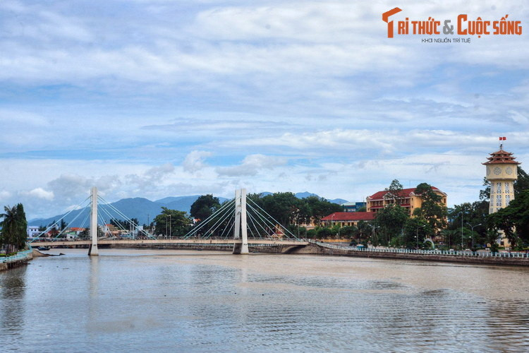 Bắt nguồn từ dãy Trường Sơn, chảy ra biển Đông qua cửa biển Cồn Chà, sông Cà Ty là dòng sông gắn liền với lịch sử của thành phố Phan Thiết và tỉnh Bình Thuận.