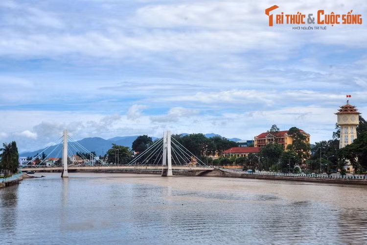 Bắt nguồn từ dãy Trường Sơn, chảy ra biển Đông qua cửa biển Cồn Chà, sông Cà Ty là dòng sông gắn liền với lịch sử của thành phố Phan Thiết và tỉnh Bình Thuận.