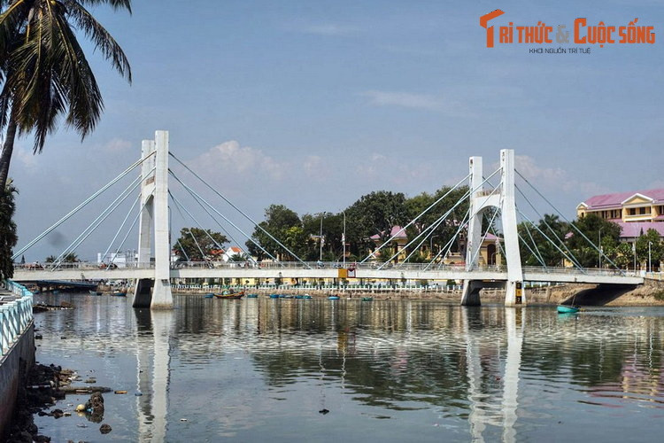 Theo các tư liệu lịch sử, xưa kia dòng sông có tên là Mường Mán, về sau mới được gọi là sông Cà Ty. Cho đến nay, không ai biết được chính xác cái tên này bắt nguồn từ đâu.