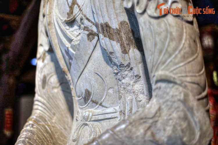 Đáng tiếc rằng vào thập niên 1940, làng Phật Tích bị giặc Pháp chiếm đóng. Quân Pháp đã đem tượng A Di Đà dùng làm bia để tập bắn khiến đầu tượng đã bị gãy rời, thân tượng nham nhở vết đạn...