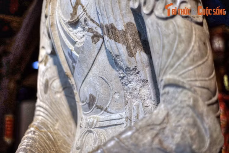 Đáng tiếc rằng vào thập niên 1940, làng Phật Tích bị giặc Pháp chiếm đóng. Quân Pháp đã đem tượng A Di Đà dùng làm bia để tập bắn khiến đầu tượng đã bị gãy rời, thân tượng nham nhở vết đạn...