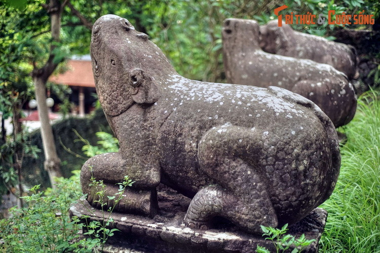 9 trong 10 được tạo tác bằng đá sa thạch nguyên khối, trừ một tượng trâu được ghép từ hai khối đá. Các bức tượng được tạo hình trong tư thế phủ phục với những đường nét khỏe khoắn và rất sinh động. Mỗi linh thú được đặt trên một bệ đá, mặt trên của bệ đá tạc nổi hình cánh hoa sen cách điệu.