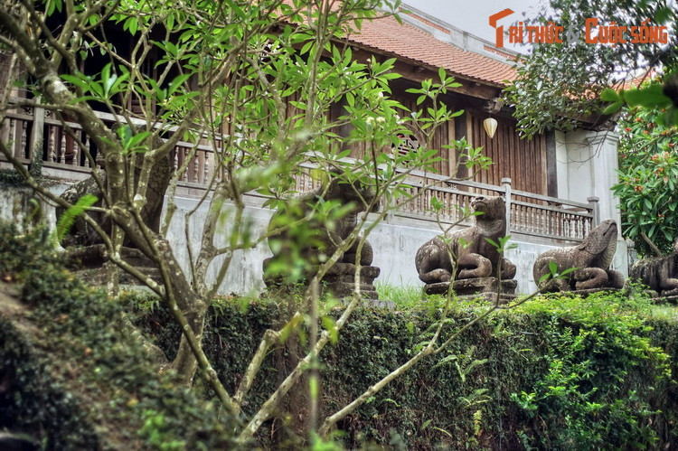 3. Cũng nằm ở chùa Phật Tích, bộ tượng 10 linh thú gồm 5 cặp ngựa, tê giác, trâu, voi, sư tử được xếp đối xứng nhau, được đặt phía trước hành lang tòa Tam bảo. Đây là những hiện vật gốc, độc bản, không tìm thấy tác phẩm tương tự ở bất cứ đâu.