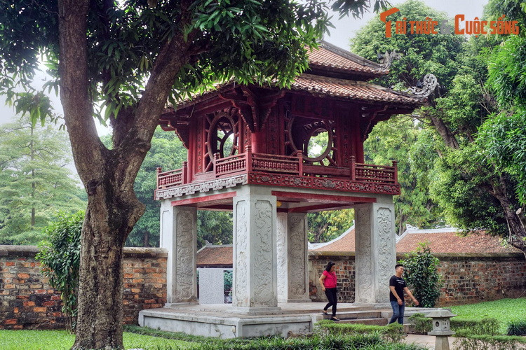 Giám sinh được chia ra làm 3 hạng. Thượng xá sinh, Trung xá sinh, Hạ xá sinh với ba mức học bổng khác nhau. Trong quá quá trình học tập, họ phải tự học kết hợp với nghe giảng sách, bình văn và làm các bài văn. Sách dùng cho việc học tập là Tứ Thư, Ngũ Kinh, các tuyển tập thơ phú cổ...