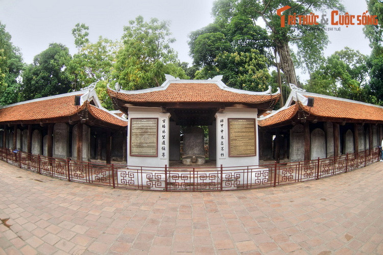 Trúng thi Hội mới vào thi Đình. Thi Đình được tổ chức ở sân Điện, Vua ra đề thi và chấm duyệt lần cuối cùng. Những người đỗ thi Đình xếp thành 3 hạng: Đệ nhất giáp tiến sĩ cập đệ (Trạng Nguyên, Bảng Nhãn, Thám Hoa), Đệ nhị giáp tiến sĩ xuất thân (Hoàng Giáp), Đệ tam giáp đồng tiến sĩ xuất thân. Người đỗ đầu cả 3 kỳ thi Hương, Hội, Đình gọi là Tam Nguyên.