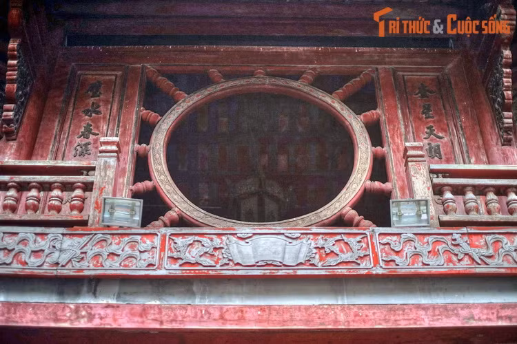 Giám sinh mỗi tháng có một kỳ tiểu tập, một năm có 4 kỳ đại tập. Đủ các kỳ học, sau khi trình Bộ Lễ xem xét đạt tiêu chuẩn mới vào thi Hội, thi Đình. Phép thi Hội có 4 kỳ, gồm: 1- Thi kinh nghĩa; 2 - Thi chế, chiếu, biểu; 3 - Thi thơ phú; 4 - Thi văn sách - trình bày kiến thức, mưu lược kế sách của mình nhằm giải đáp câu hỏi nêu lên trong bài.