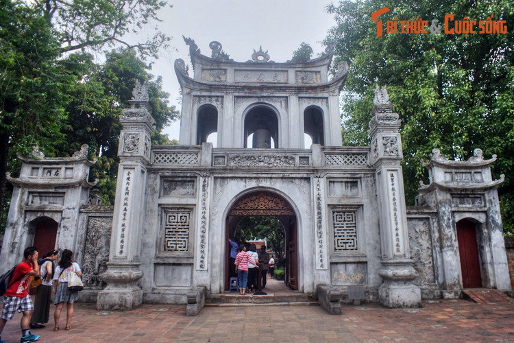 Nhân ngày 20/11, báo Tri thức &amp; Cuộc sống xin giới thiệu tới bạn đọc tư liệu về chuyện dạy học trong Văn Miếu - Quốc Tử Giám xưa. Văn Miếu ở Kinh thành Thăng Long được xây vào năm 1070, là nơi thờ các thánh hiền đạo Nho như Khổng Tử, Mạnh Tử... Đến năm 1076, vua Lý Thánh Tông cho lập thêm Quốc Tử Giám, ban đầu là nơi học của các hoàng tử, sau thu nhận cả học trò giỏi trong thiên hạ. Có thể coi Văn Miếu – Quốc Tử Giám là trường đại học đầu tiên ở Việt Nam.