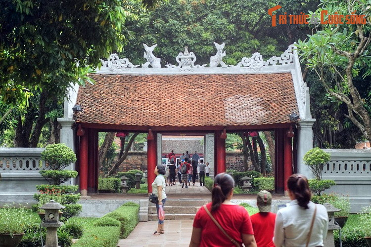 Người giảng dạy tại Văn Miếu – Quốc Tử Giám là Đại Khoa, những nhà khoa bảng lớn, có tri thức và tài năng. Đứng đầu là Tế Tửu (Hiệu trưởng), Tư Nghiệp (Hiệu phó). Phụ trách giảng dạy là các giảng viên với các chức Giáo Thụ, Trực giảng, Trợ giáo, Huấn đạo…