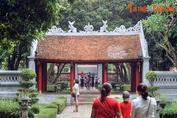 Người giảng dạy tại Văn Miếu – Quốc Tử Giám là Đại Khoa, những nhà khoa bảng lớn, có tri thức và tài năng. Đứng đầu là Tế Tửu (Hiệu trưởng), Tư Nghiệp (Hiệu phó). Phụ trách giảng dạy là các giảng viên với các chức Giáo Thụ, Trực giảng, Trợ giáo, Huấn đạo…