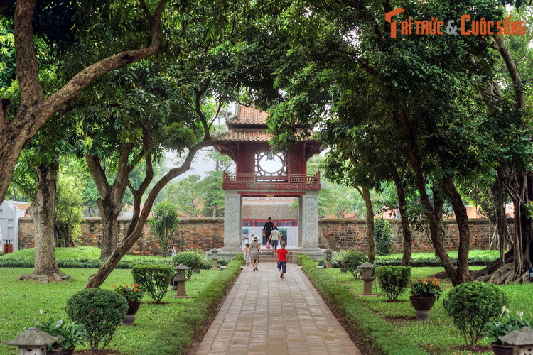 Việc tổ chức giảng dạy, học tập tại Quốc Tử Giám bắt đầu từ năm 1076, được phát triển và hoàn thiện vào thế kỷ 15. Học trò trường Quốc Tử Giám là các giám sinh, chủ yếu là những người đã đỗ thi Hương, qua một kỳ kiểm tra ở Bộ Lễ được tuyển vào để học tập, chuẩn bị kỳ thi Hội và thi Đình.