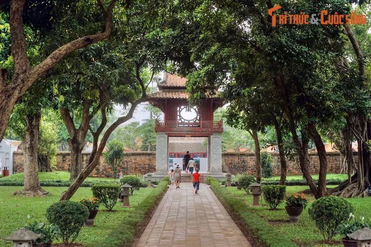 Việc tổ chức giảng dạy, học tập tại Quốc Tử Giám bắt đầu từ năm 1076, được phát triển và hoàn thiện vào thế kỷ 15. Học trò trường Quốc Tử Giám là các giám sinh, chủ yếu là những người đã đỗ thi Hương, qua một kỳ kiểm tra ở Bộ Lễ được tuyển vào để học tập, chuẩn bị kỳ thi Hội và thi Đình.