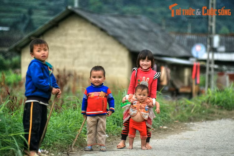 Dù còn nghèo nhưng cuộc sống ở Phố Cáo rất bình yên, và đồng bào dân tộc vô cùng thân thiện với khách đến từ phương xa. Họ luôn chào đón du khách bằng nụ cười chân thành, sẵn sàng mở rộng cửa mời khách vào nhà.