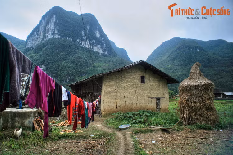 Do nằm ven Quốc lộ 4C, trên đường đến thị trấn Đồng Văn, nên từ nhiều năm nay Phố Cáo đã trở thành một điểm dừng chân quen thuộc của giới “phượt thủ” và nhiếp ảnh gia.