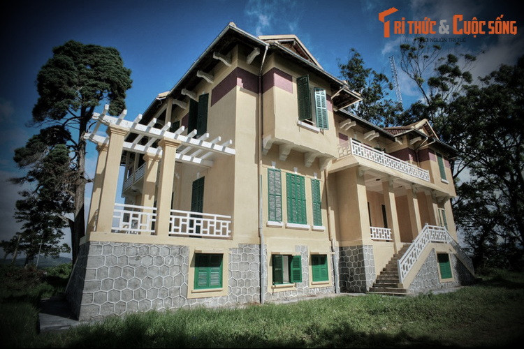 Với kiến trúc bề thế, sang trọng, dinh Tỉnh trưởng là nơi ở và làm việc của thị trưởng Đà Lạt thời thuộc địa, và tỉnh trưởng tỉnh Tuyên Đức cũ, giai đoạn trước 1975.