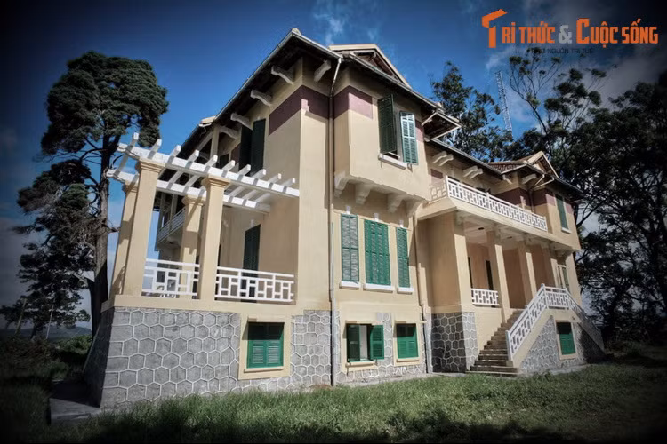 Với kiến trúc bề thế, sang trọng, dinh Tỉnh trưởng là nơi ở và làm việc của thị trưởng Đà Lạt thời thuộc địa, và tỉnh trưởng tỉnh Tuyên Đức cũ, giai đoạn trước 1975.