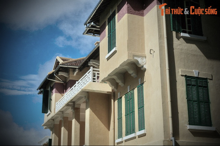 Tuy nhiên, nhiều ý kiến trong giới kiến trúc sư trên cả nước và người dân Đà Lạt không đồng tình các phương án được đưa ra vì phương án nào cũng hướng đến việc xây dựng tổ hợp khách sạn, dịch vụ cao tầng đồ sộ, xâm hại tính toàn vẹn không gian đồi Dinh, mảng xanh công cộng duy nhất ở khu trung tâm Hòa Bình.