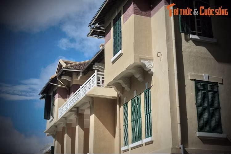 Tuy nhiên, nhiều ý kiến trong giới kiến trúc sư trên cả nước và người dân Đà Lạt không đồng tình các phương án được đưa ra vì phương án nào cũng hướng đến việc xây dựng tổ hợp khách sạn, dịch vụ cao tầng đồ sộ, xâm hại tính toàn vẹn không gian đồi Dinh, mảng xanh công cộng duy nhất ở khu trung tâm Hòa Bình.