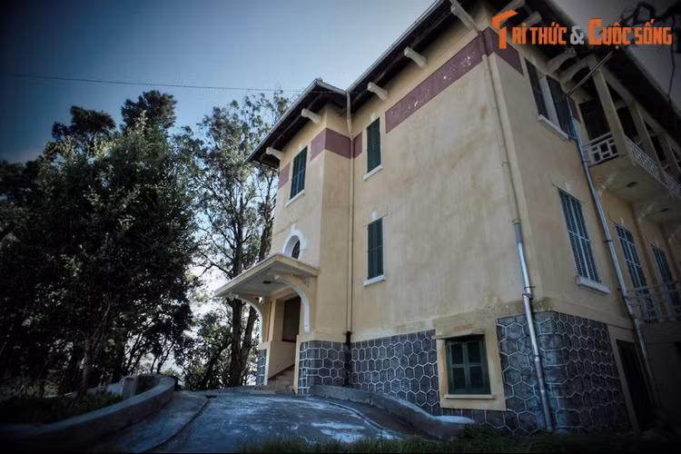 “...Xe đến thì dừng trước cửa nhưng khách phải lên bậc thềm vì ở dưới có tầng hầm… Cửa vào ngả sau dành cho gia đình có lối lên và xuống cho xe hơi...”. Tác giả giải thích: “Các nhà Pháp thường có tầng hầm, vừa là hầm rượu, hầm dự trữ, kho, nhà bồi”.