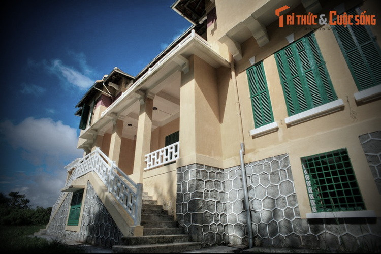 Cuốn sách có trích dẫn một số tư liệu cũ về dinh Tỉnh trưởng Đà Lạt: “Vào khoảng năm 1917, Công sứ Outrey, các Công sứ, Thị trưởng kế tiếp ở tại đó. Dinh thị trưởng chỉ có 2 tầng… Đó là một kiến trúc khối có 4 cửa: Cửa chính có bậc thang (perron) lên từ hai bên…”.