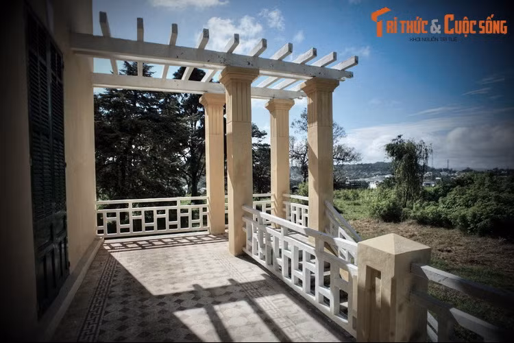 Đến tháng 10/2021, tỉnh Lâm Đồng đã thống nhất chọn phương án nâng dinh Tỉnh trưởng cao hơn so với vị trí ban đầu 28 mét để thực hiện tổ hợp khách sạn cao tầng.