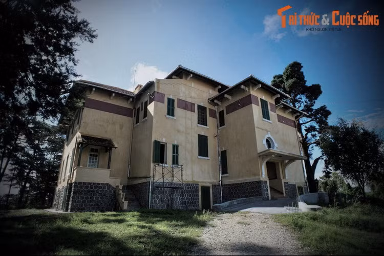 Nằm trên đỉnh ngọn đồi cao nhiều cây xanh ở cuối đường Lý Tự Trọng, dinh Tỉnh trưởng là một dinh thự cổ có vị trí được coi là đắc địa nhất của thành phố Đà Lạt.