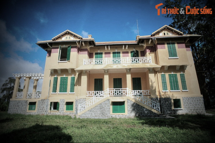 Trong cuốn sách “Đà Lạt xưa” do NXB Văn hóa Sài Gòn phát hành năm 2008, tác giả Lê Phỉ cho biết dinh được xây trước năm 1910, là công trình đồ sộ xây dựng sớm nhất ở Đà Lạt, trước cả khách sạn Dalat Palace.